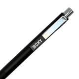 Uni Boxy kalemin siyah gövde üst bölümü ve BOXY logosu çapraz açıdan