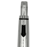 Uni M3-100 kalemin krom tıklama başlığı ve klips yuvası, dikey makro çekim