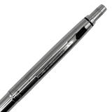 Uni M3-100 kalemin çizgili krom gövdesi ve klipsi, üst bölüm eğik yakın çekim