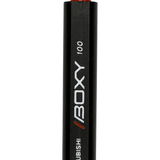 Uni Boxy Stick kalemin köşeli siyah gövdesindeki BOXY 100 logosu, dik yakın çekim