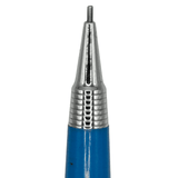 Pilot vintage kalemin krom konik ucu ve halkalı detayı, mavi lake gövde üzerinde makro