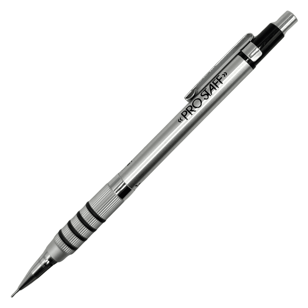 Uni Pro Staff Vintage versatil kalem, çelik gövde, tam boy çapraz görünüm, Pro Staff baskısı, 0.5 mm
