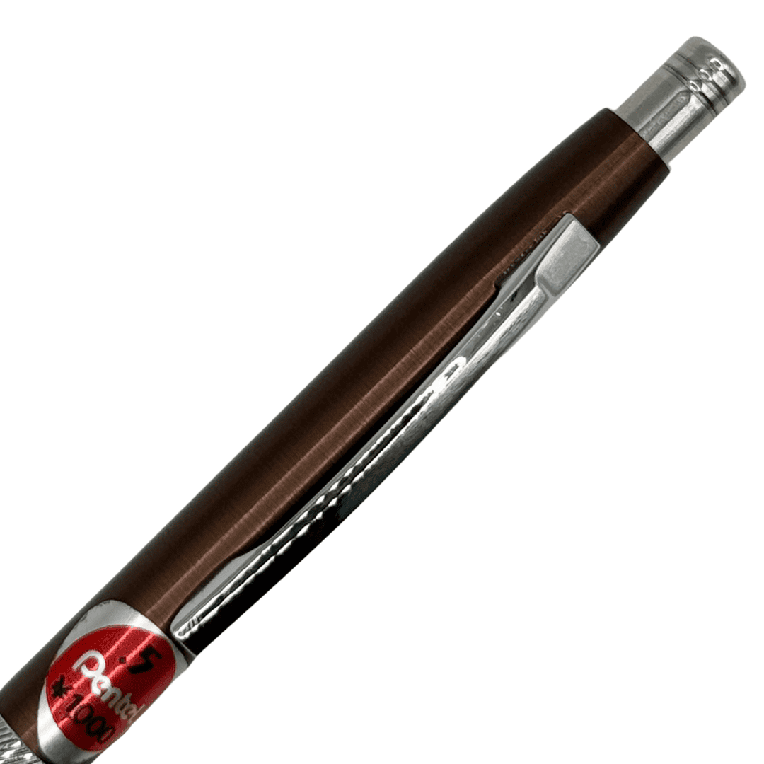 Pentel SG vintage kalemin krom klipsi ve gövdedeki kırmızı 0.5 fiyat etiketi yakın çekim