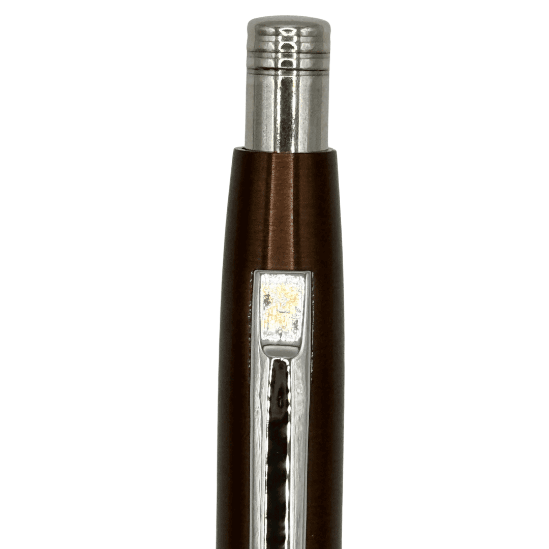 Pentel SG vintage kalemin krom tıklama başlığı ve klips ucu, kahverengi metal gövde üzerinde