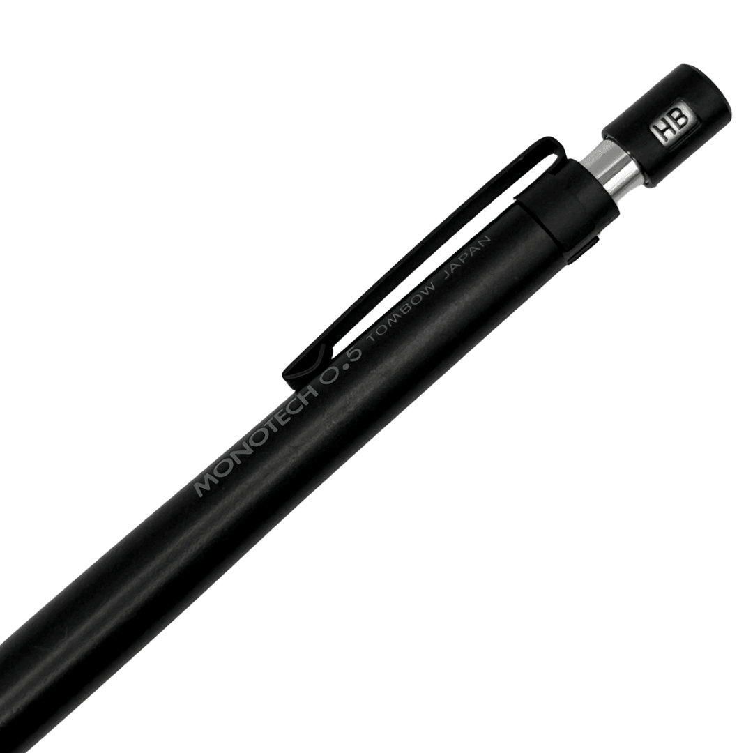 Tombow Monotech kalemin arka yarısı eğik açıdan; klips, gövde yazısı ve HB işaretli başlık