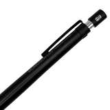 Tombow Monotech kalemin arka yarısı eğik açıdan; klips, gövde yazısı ve HB işaretli başlık