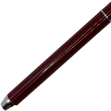 Staedtler Retro kalemin parlak bordo altıgen gövdesi ve krom arka kapağı, eğik yakın çekim