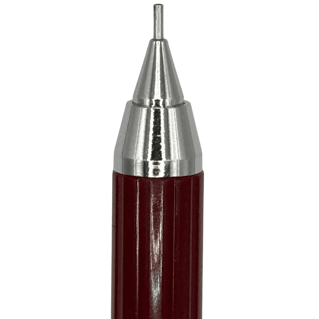 Staedtler Retro kalemin krom koni ucu ve bordo gövdeye geçiş bileziği, dik açıdan makro