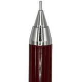 Staedtler Retro kalemin krom koni ucu ve bordo gövdeye geçiş bileziği, dik açıdan makro