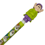 Pentel The Seven Dwarfs kalemin tepesindeki mor şapkalı cüce figürü, yakın çekim