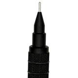 Uni M5-1052 kalemin siyah koni ucu ve çapraz tırtıklı kavrama dokusu, dik açıdan makro