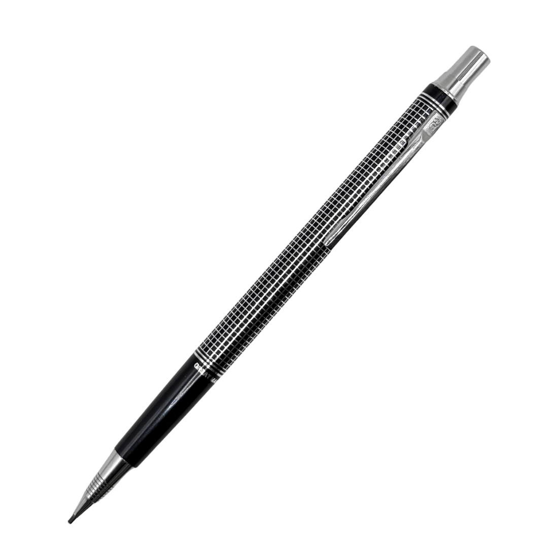 Greatman vintage versatil kalem, kareli guilloche desenli gümüş gövde, tam boy çapraz görünüm, 0.5 mm