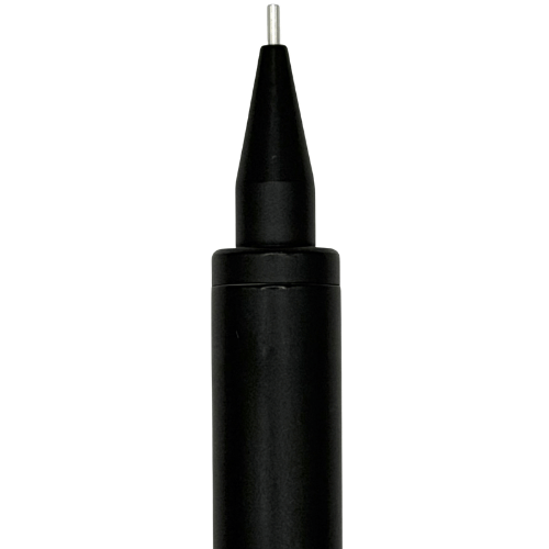 Zebra AS-V kalemin siyah kavrama ucundan çıkan 0.5 mm min, düz açıdan makro çekim