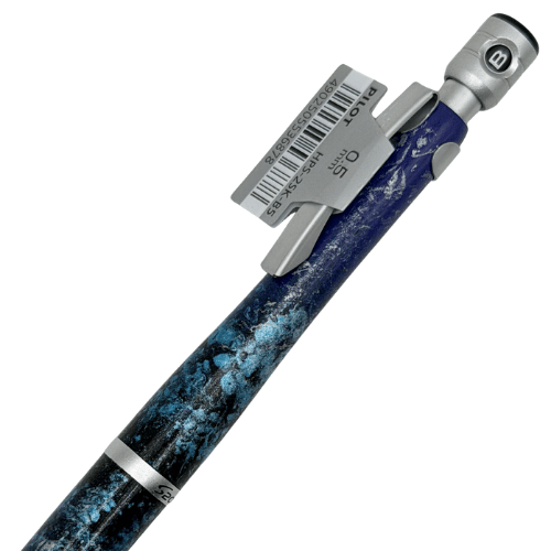 Pilot S20 kalemin üst yarısı, gümüş klips ve 0.5 mm yazan orijinal Pilot etiketi takılı halde