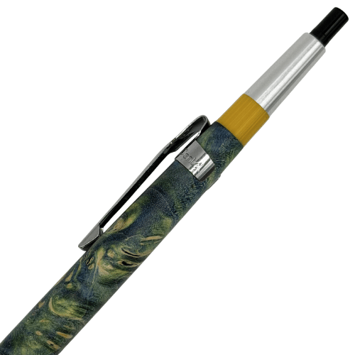 Pentel PG5 × Steef & Co kalemin siyah klipsi, sarı bileziği ve krom tıklama başlığı detayı