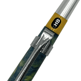 Pentel PG5 × Steef & Co kalemin sarı bileziğindeki HB uç sertliği göstergesi ve klips makro çekim