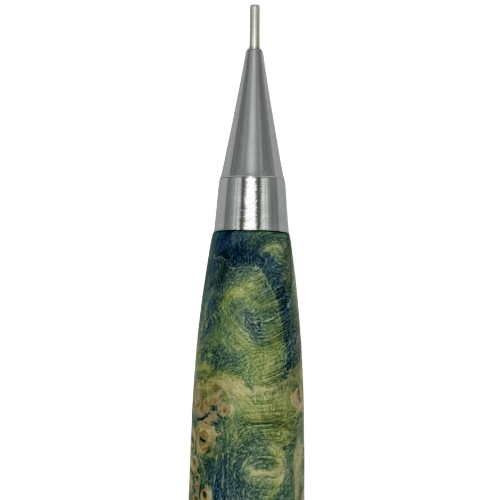 Pentel PG5 × Steef & Co kalemin krom konik ucu ve yeşil ahşap gövde damarları makro çekim