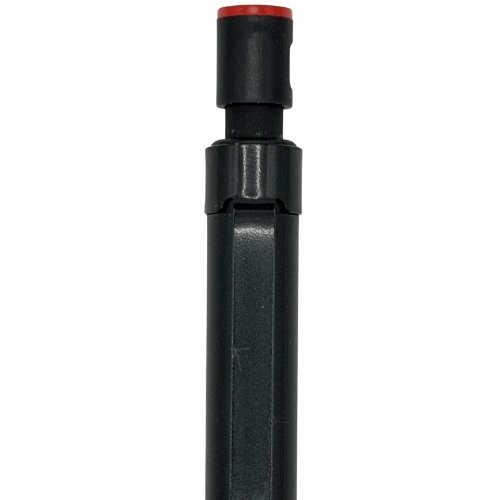 Uni M5-1052 kalemin kırmızı halkalı tıklama başlığı, dikey açıdan yakın çekim