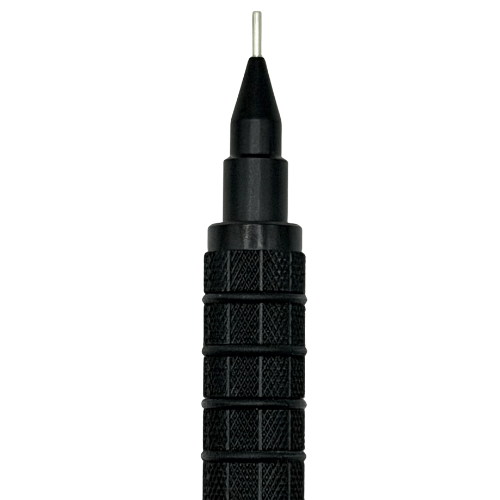 Uni M5-1052 kalemin siyah koni ucu ve tırtıklı kavrama bölümü dikey makro çekim