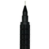 Uni M5-1052 kalemin siyah koni ucu ve tırtıklı kavrama bölümü dikey makro çekim