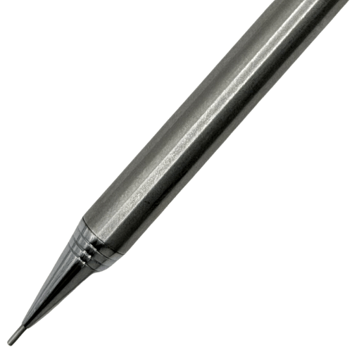 Platinum Sure Point kalemin sivrilen metal alt gövdesi ve ince boru ucu yakın çekim
