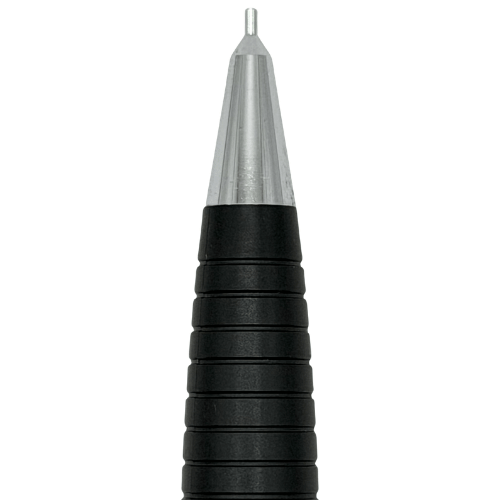 Kokuyo Body Knock kalemin krom konisinden çıkan 0.5 mm uç, makro çekim