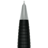 Kokuyo Body Knock kalemin krom konisinden çıkan 0.5 mm uç, makro çekim