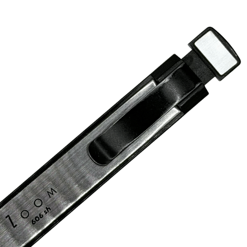 Tombow Zoom 606SH gövdesinde ZOOM 606sh yazısı, siyah klips ve kare başlık detayı