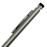 Platinum Sure Point kalemin uzun metal klipsi ve siyah tıklama başlığı yakın çekim