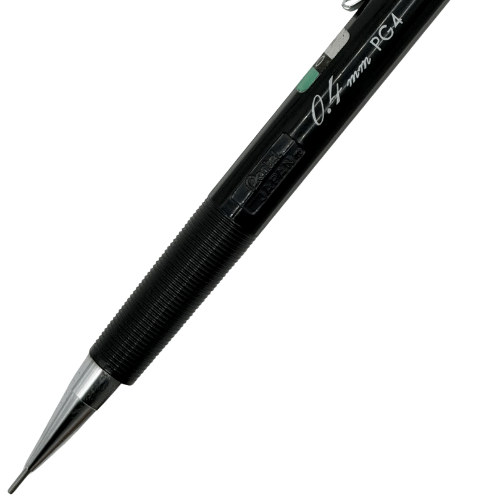 Pentel PG4 kalemin tırtıklı kavraması ve gövdedeki 0.4 mm PG4 baskısı yakın çekim