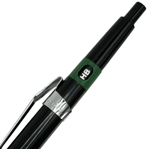 Pentel PG4 kalemin metal klipsi, yeşil HB bileziği ve tıklama başlığı yakın çekim