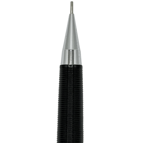 Pentel PG4 kalemin metal koni ucu ve tırtıklı siyah kavrama bölümü makro çekim, 0.4 mm