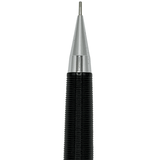 Pentel PG4 kalemin metal koni ucu ve tırtıklı siyah kavrama bölümü makro çekim, 0.4 mm