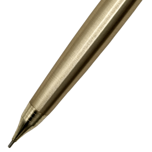 Pentel Excalibur'un konik altın rengi ucu ve tırtıklı bileziği, yakın çekim