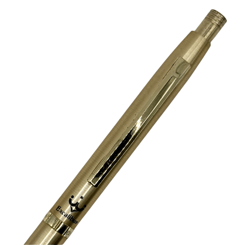 Pentel Excalibur'un üst gövdesi, altın klips ve siyah Excalibur taç logosu yakın çekim