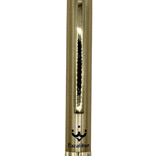 Pentel Excalibur'un gövde penceresi ve altındaki Excalibur taç logosu, altın rengi metal yakın plan