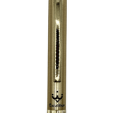 Pentel Excalibur'un gövde penceresi ve altındaki Excalibur taç logosu, altın rengi metal yakın plan