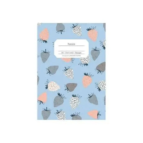 Apica Hocco A5 defter, mavi kapak üzerinde çilek deseni ve hocco etiketli beyaz alan