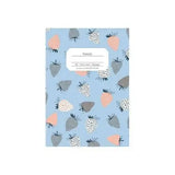 Apica Hocco A5 defter, mavi kapak üzerinde çilek deseni ve hocco etiketli beyaz alan