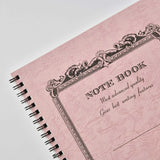 Apica CD Twin Ring pembe kapağın köşe süslemesi ve NOTE BOOK yazısı yakın çekim