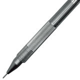Faber-Castell TK-Matic L kalemin çizgili gövde bölümü, tırtıklı kavrama ve ince metal uç yakın çekim