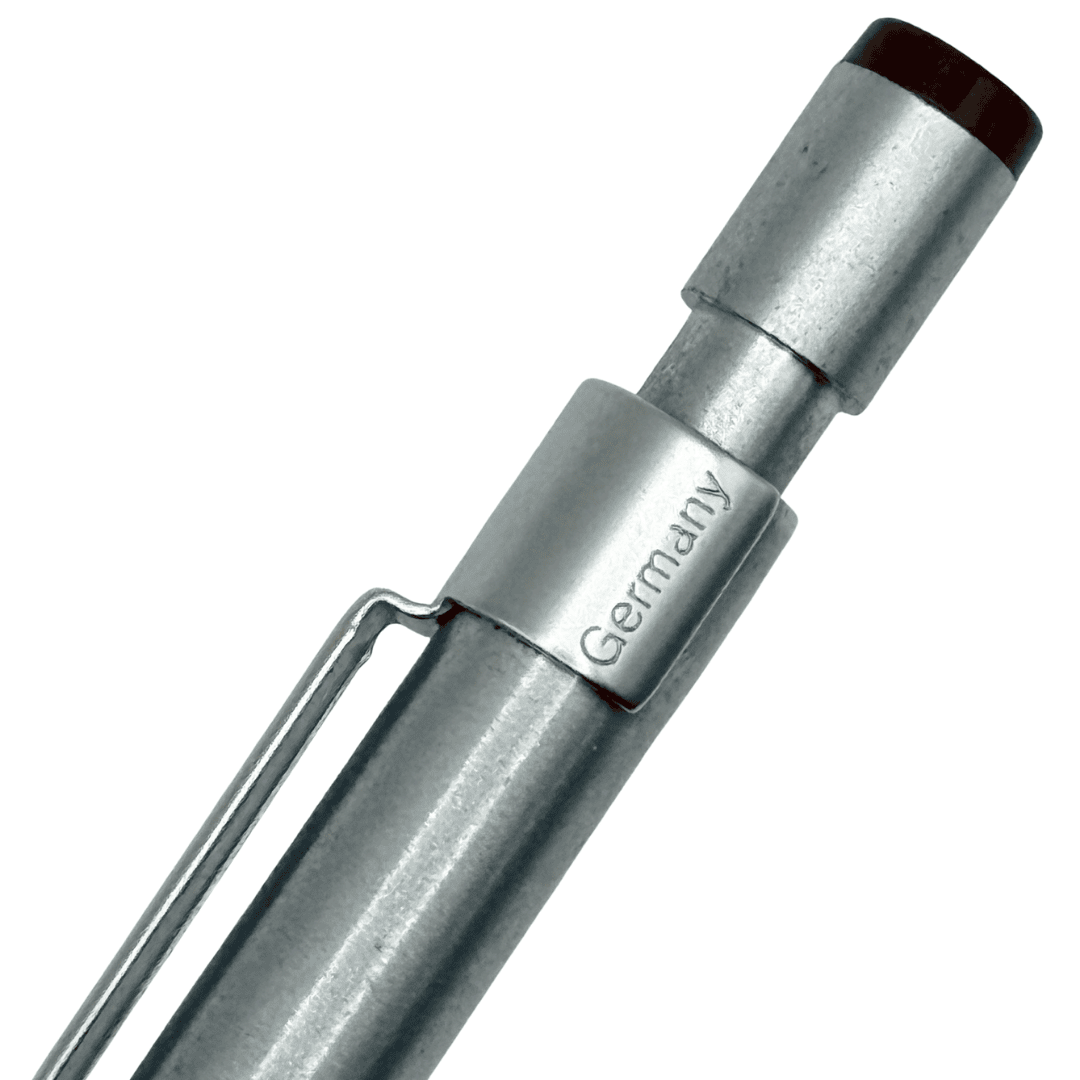 Faber-Castell TK-Matic L kalemin başlığı ve üzerinde Germany yazan metal bilezik makro çekim