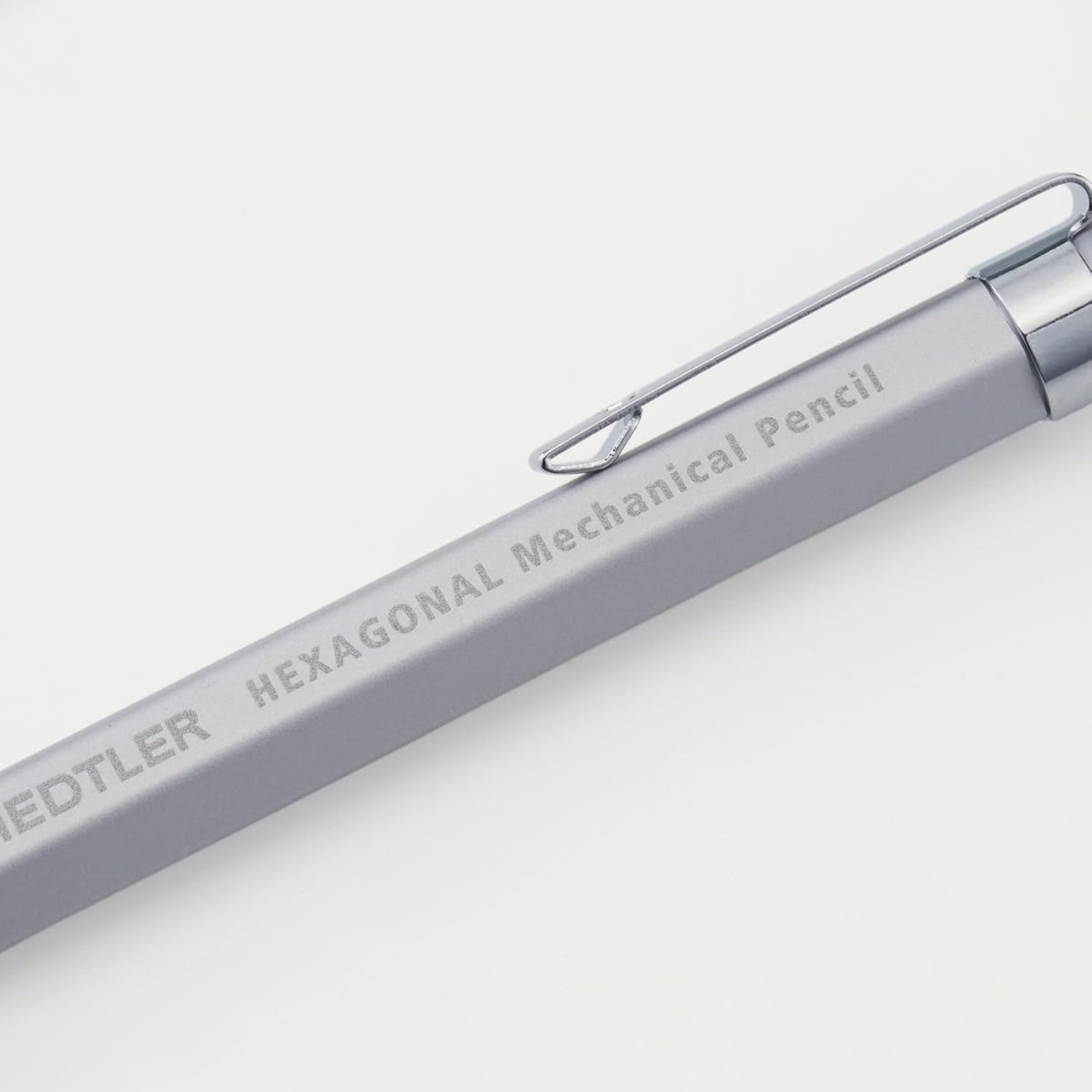 Staedtler Hexagonal gövdesindeki HEXAGONAL Mechanical Pencil gravürü ve tel klips yakın çekim