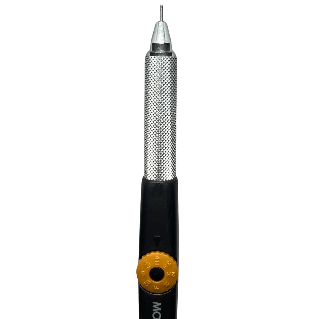 Tombow Monotech 500 kalemin tırtıklı kavrama bölümü ve sertlik derecesi kadranı yakın çekim