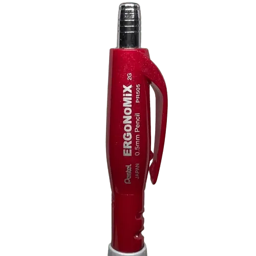 Pentel Ergonomix gövdesindeki ERGONOMiX 0.5mm Pencil PR505 baskısı ve klips yakın çekim