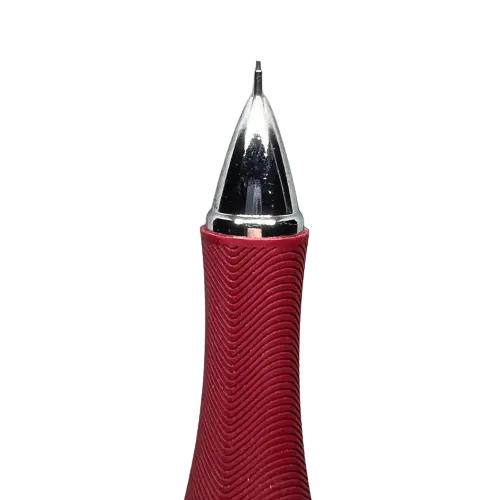 Pentel Ergonomix kalemin krom koni ucu ve dalga desenli bordo kauçuk kavraması yakın çekim