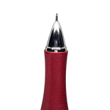 Pentel Ergonomix kalemin krom koni ucu ve dalga desenli bordo kauçuk kavraması yakın çekim