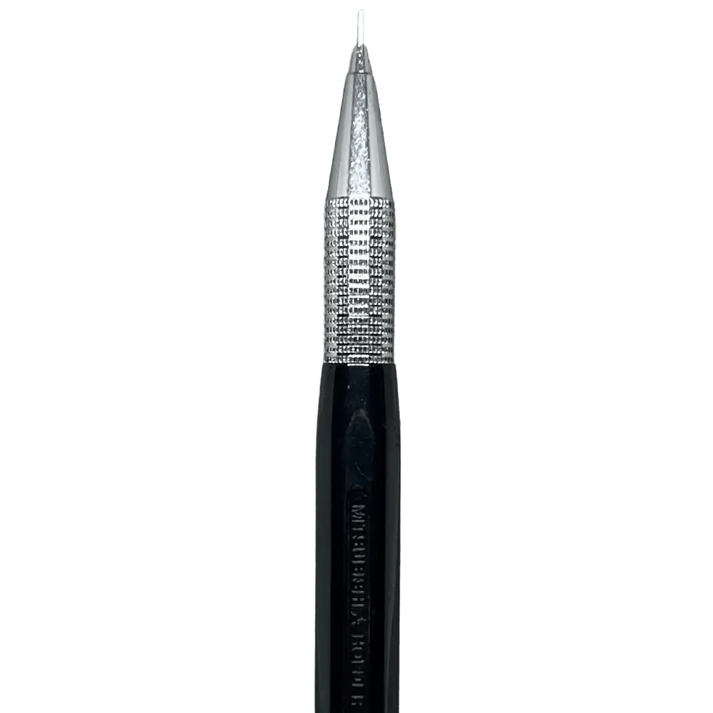 Uni Mitsubishi M5 krom koni ucu ve tırtıklı metal bileziği dikey yakın çekim