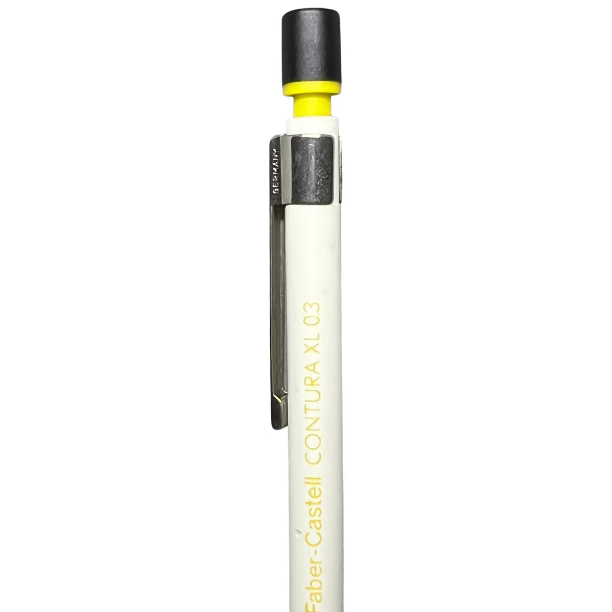Faber Castell Contura XL kalemin üst kısmı, Germany yazılı klips ve sarı bilezikli siyah başlık