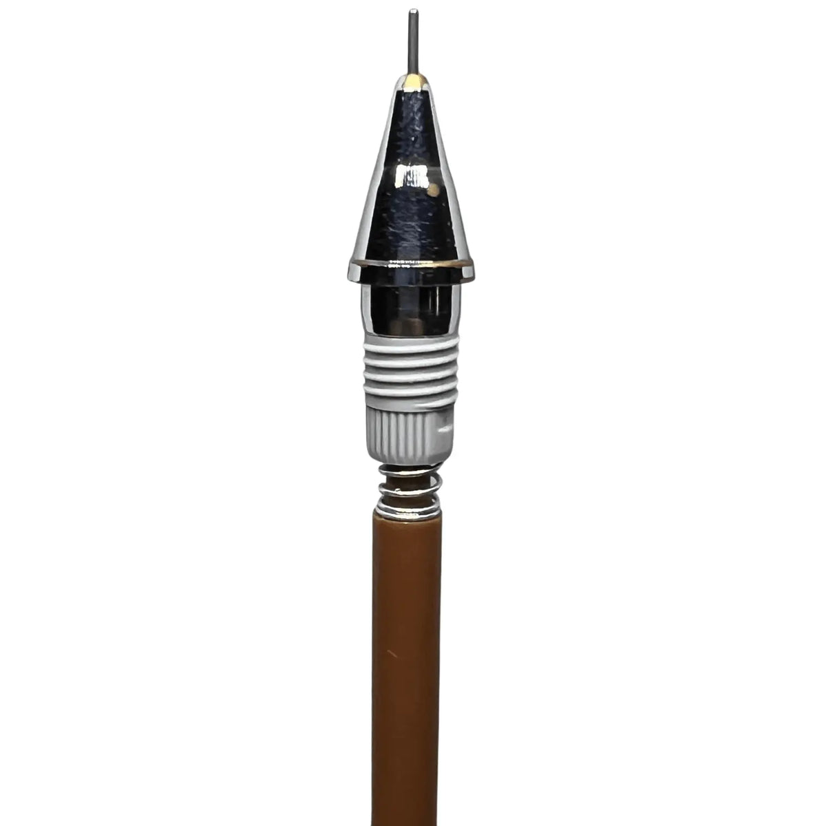 Rotring Tikky II kalemin krom konisi ve içindeki mekanizması çok yakın makro çekimde